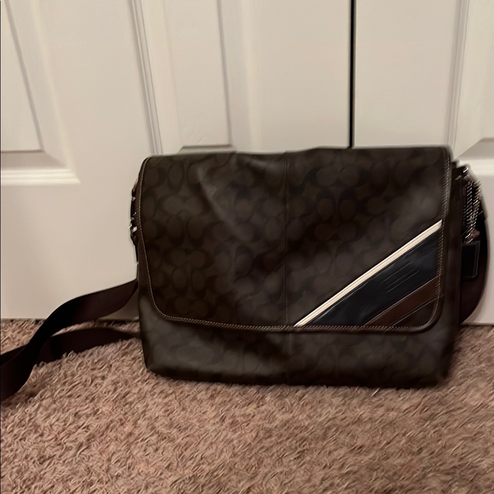 Sophisticated Brown Messenger Bag with Diagonal Accent